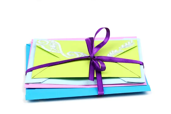 Bando de envelopes coloridos com fita isolada em branco — Fotografia de Stock