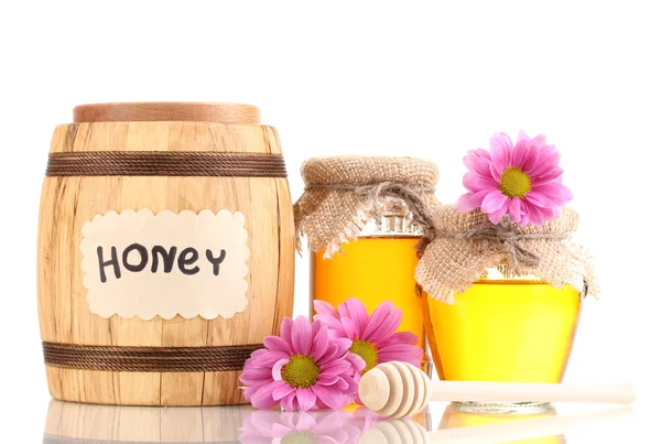 Miel dulce en barril y frascos con rociador aislado sobre blanco —  Fotos de Stock