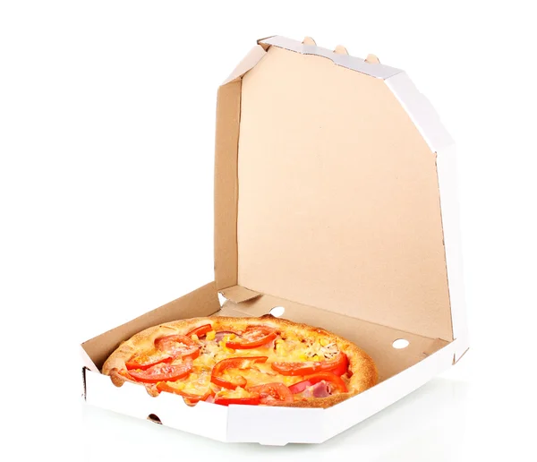 Ароматическая пицца в коробке изолированы на белом — стоковое фото