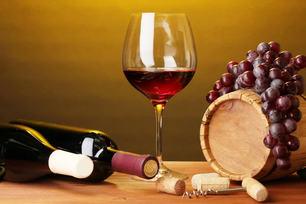 In cantina. Composizione di bottiglie di vino e runlet — Foto Stock