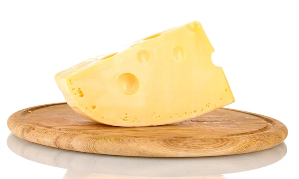 Cheese на деревянной доске изолированы на белом — стоковое фото