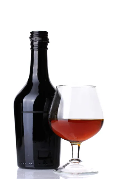 Glas brandy en fles geïsoleerd op wit — Stockfoto