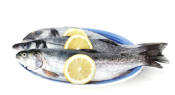Свежие рыбы с лимоном на тарелке изолированы на белом — стоковое фото