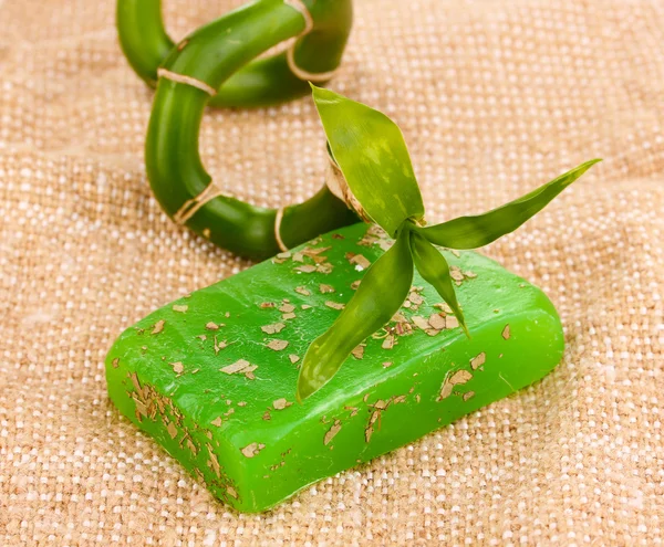 Ręcznie robione mydło ziołowe na worze — Zdjęcie stockowe