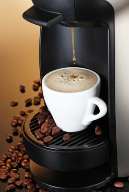 Espresso makinesi kahve fincanına kahve dolduruyor.