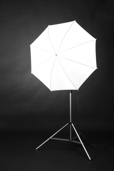 灰色の背景上の傘でフラッシュ スタジオ — ストック写真