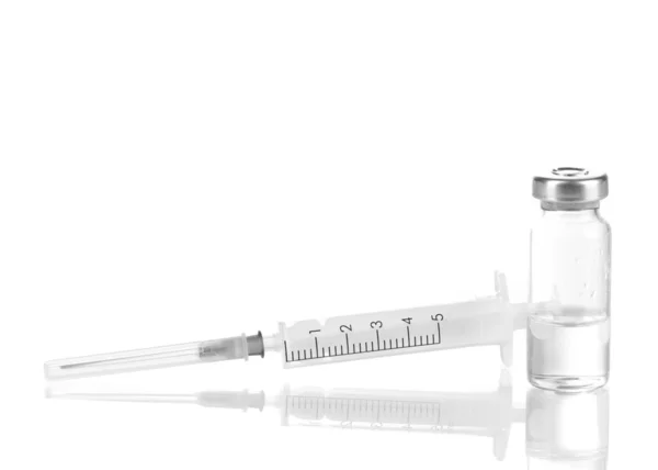 Jeringa y ampolla médica aisladas en blanco — Foto de Stock