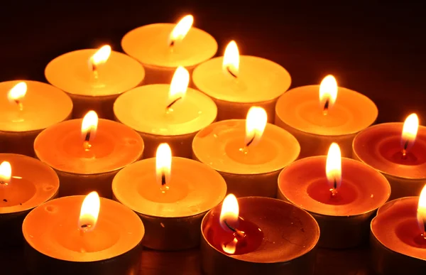 Piękne świece i wystrój na drewnianym stole — Zdjęcie stockowe