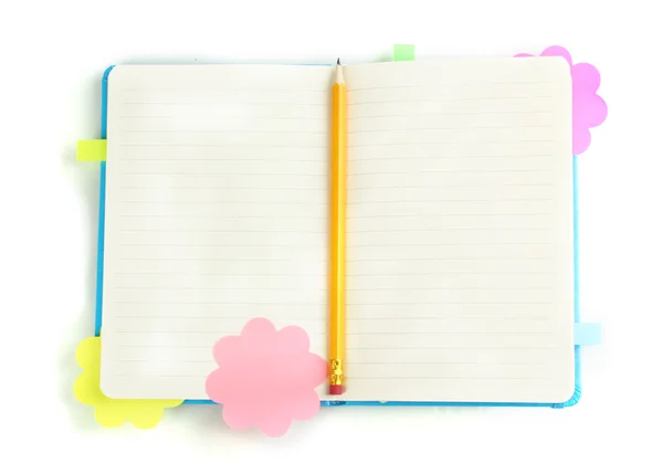 Ανοίξτε το βιβλίο σημείωμα με τα stickies και μολύβι που απομονώνονται σε λευκό — Φωτογραφία Αρχείου