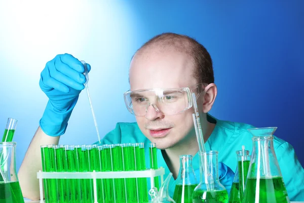 Cientista que trabalha em laboratório de química — Fotografia de Stock