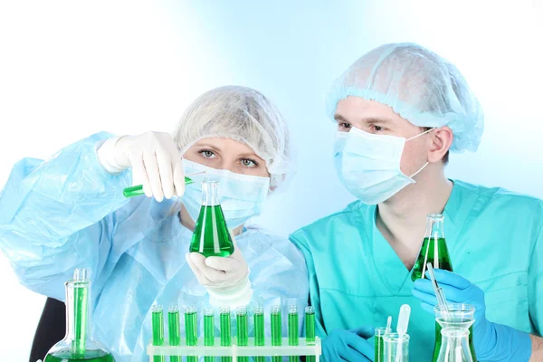 Twee wetenschappers werken in scheikunde laboratorium — Stockfoto