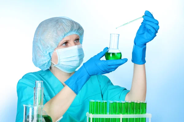 Joven científica trabajando en laboratorio de química — Foto de Stock