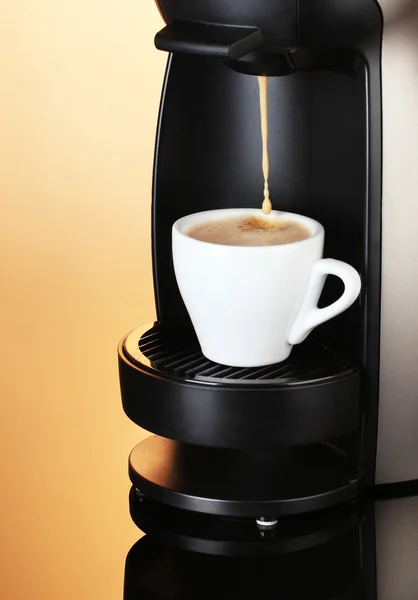 Espresso mesin menuangkan kopi di cangkir pada latar belakang coklat — Stok Foto