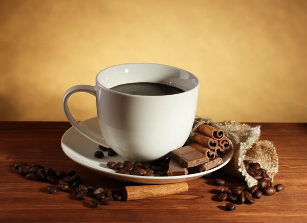 커피와 콩, 계 피 갈색 배경에 나무 테이블에 초콜릿의 컵 — 스톡 사진