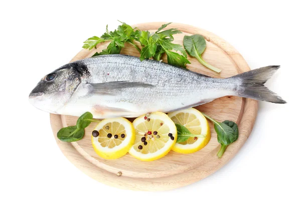 Peixe fresco com limão, salsa e especiarias em tábua de corte de madeira isolada em branco — Fotografia de Stock