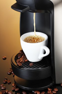 Espresso makinesi kahve fincanına kahve dolduruyor.