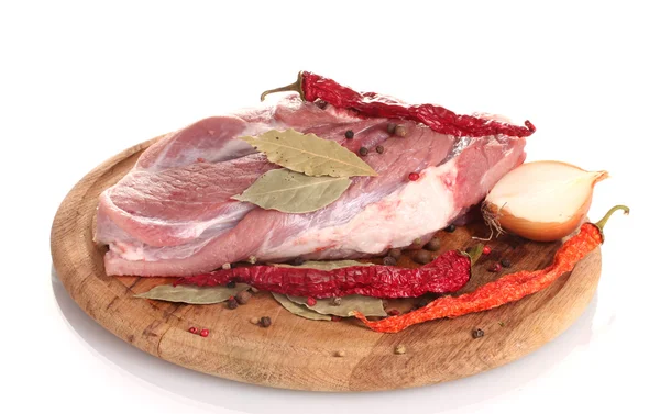 Rauwe vlees en groenten op een houten bord geïsoleerd op whit? — Stockfoto