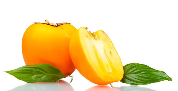 Halvanden appetitvækkende persimmon med grønne blade isoleret på hvid - Stock-foto