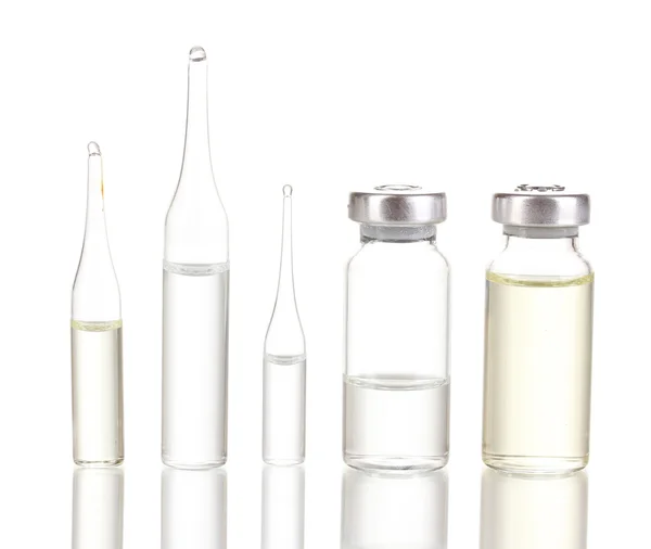 Ampułki medyczne izolowane na białym — Zdjęcie stockowe