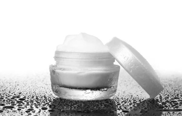 Kosmetický krém na stole izolovaných na bílém — Stock fotografie