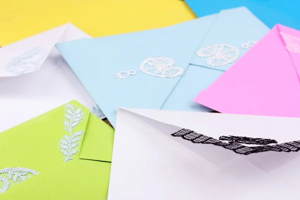 Bando de envelopes de cores close-up em fundo de madeira — Fotografia de Stock