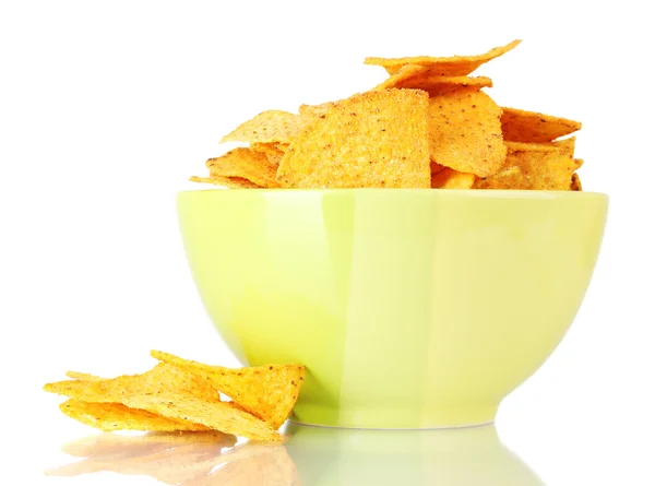 Вкусные картофельные чипсы в зеленой чаше, изолированные на белом — стоковое фото