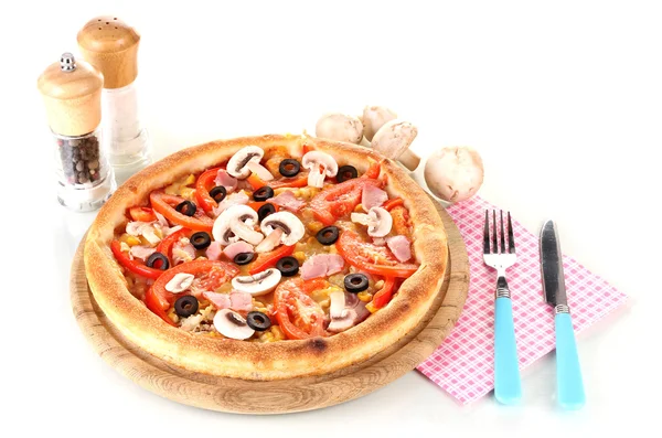 Aromatik pizza üzerinde beyaz izole mantar ile — Stok fotoğraf
