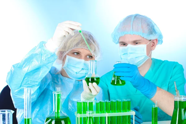 两位科学家在化学实验室工作 — 图库照片