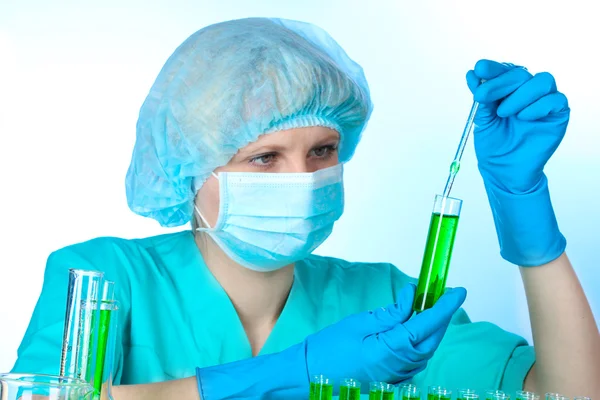 Jonge vrouwelijke wetenschapper werken in scheikunde laboratorium — Stockfoto