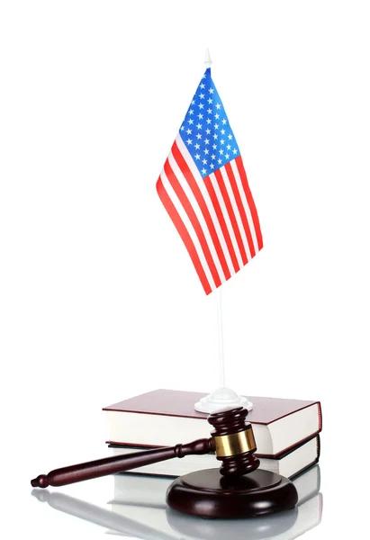 Σφυρί δικαστή, βιβλία και αμερικανική σημαία που απομονώνονται σε λευκό — Φωτογραφία Αρχείου