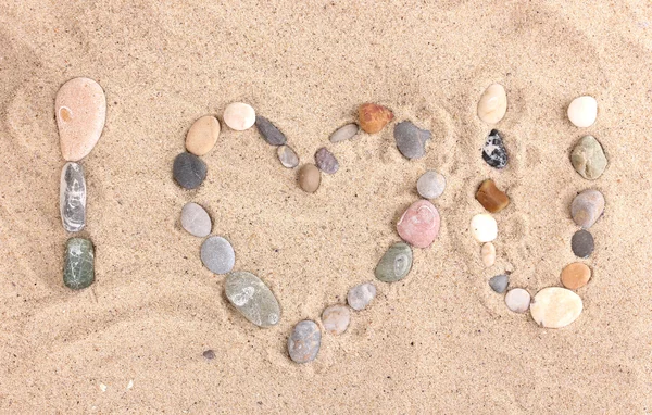 Láska kameny na písek — Stock fotografie