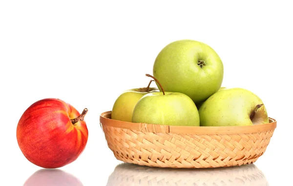 Succose mele verdi nel cestino e mela rossa isolata su bianco — Foto Stock