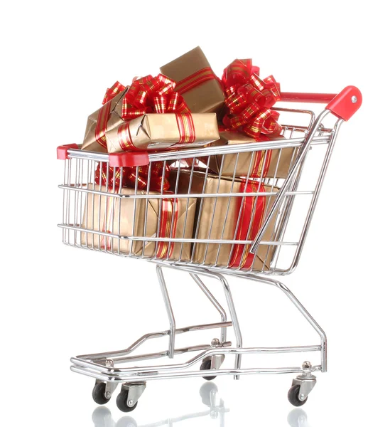Mooie gouden geschenken met rood lint in winkelwagen geïsoleerd op wit — Stockfoto