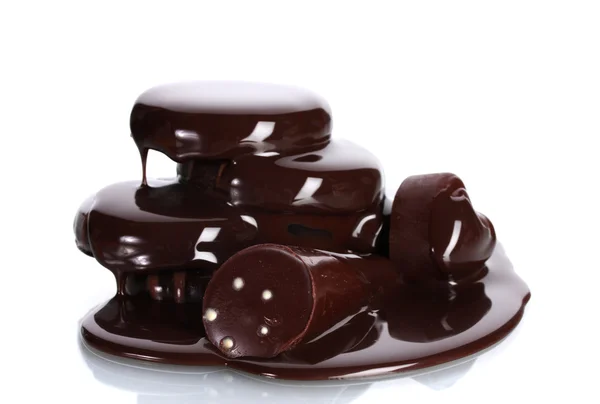 ? hocolate Çerezler çikolata üzerinde beyaz izole döktü — Stok fotoğraf
