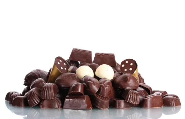Wiele różnych cukierków czekoladowych na białym tle — Zdjęcie stockowe