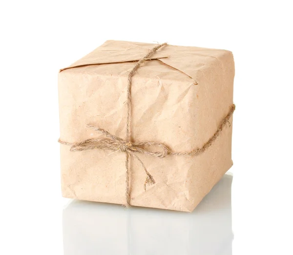 Piccolo pacco avvolto in carta marrone legato con spago isolato su bianco — Foto Stock