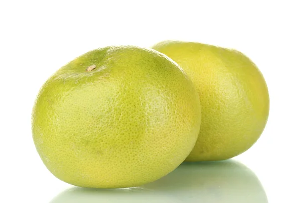 Zwei grüne Grapefruits isoliert auf weiß — Stockfoto