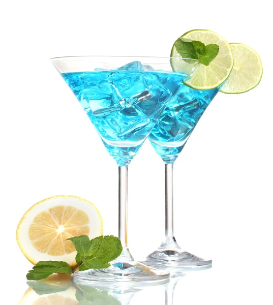 Голубой коктейль в бокалах мартини со льдом, изолированным на белом — стоковое фото