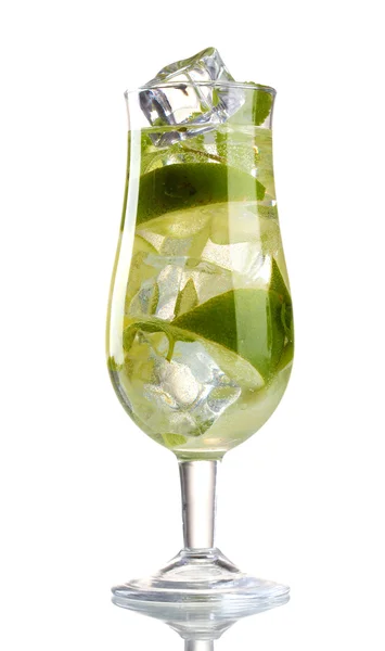 Glas Cocktail mit Limette und Minze isoliert auf weiß — Stockfoto