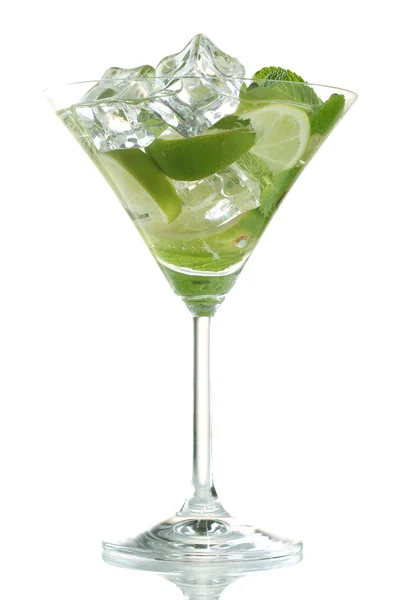 Bicchiere di cocktail con lime e menta isolato su bianco — Foto Stock