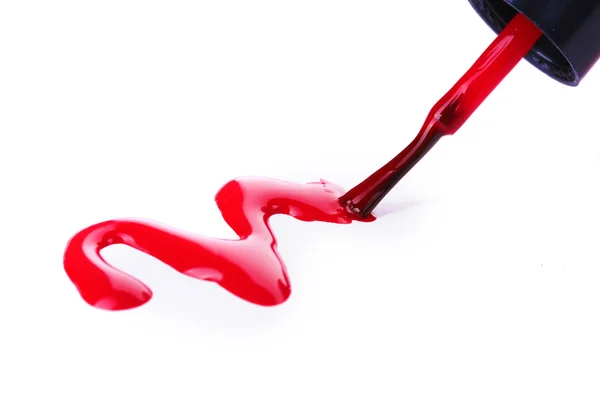 Verniz de unhas vermelhas e escova isolada em branco — Fotografia de Stock