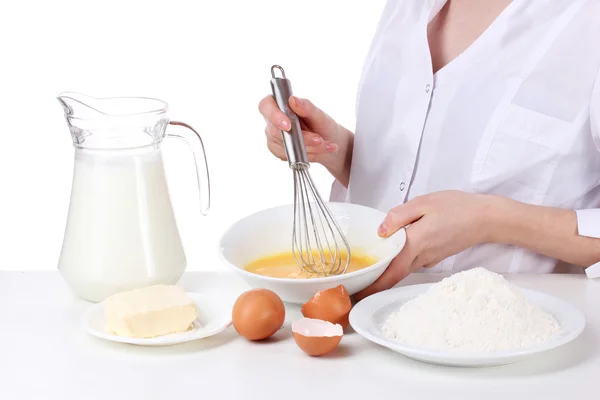 Mani femminili Miscelare le uova in ciotola isolate su bianco — Foto Stock