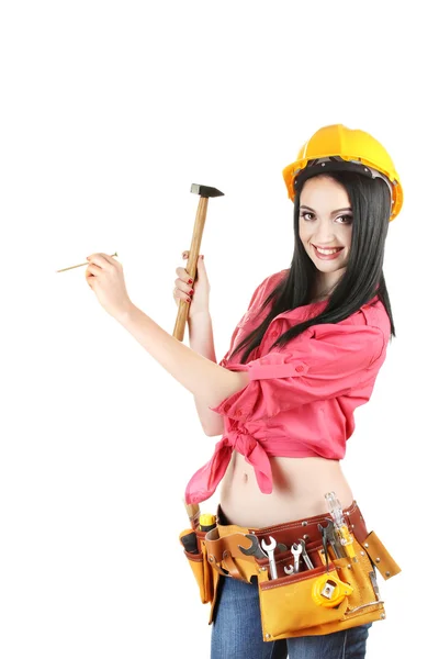 Schöne junge Bauarbeiterin hält Hammer isoliert auf weiß — Stockfoto