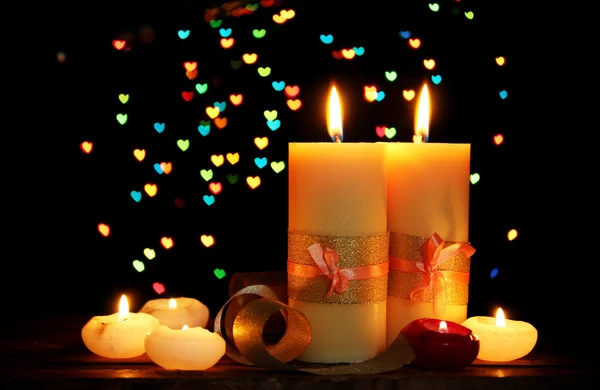 Hermosa vela y decoración en mesa de madera sobre fondo brillante —  Fotos de Stock