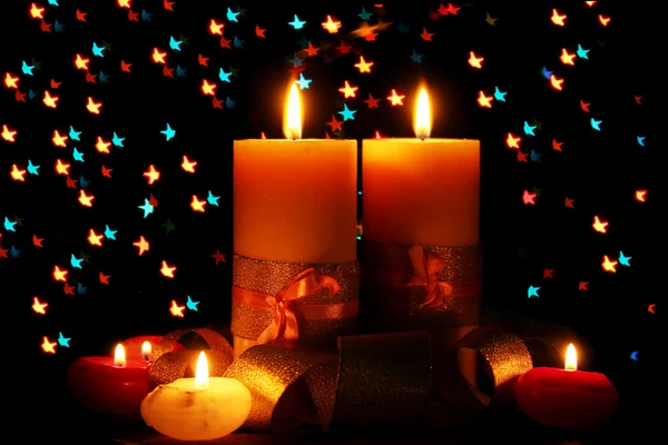 Piękne świeczki i wystrój na drewnianym stole na jasnym tle — Zdjęcie stockowe