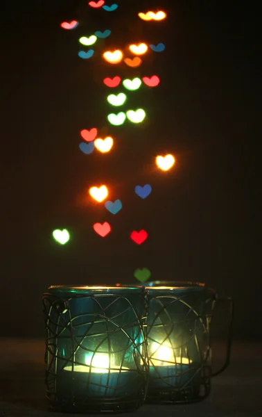 Hermosa vela y decoración en mesa de madera sobre fondo brillante — Foto de Stock