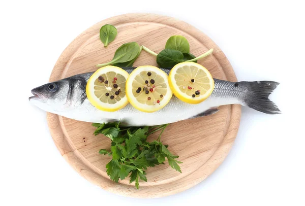 新鲜鱼与柠檬、 香菜、 胡椒粉木菜板上白色隔离 — 图库照片