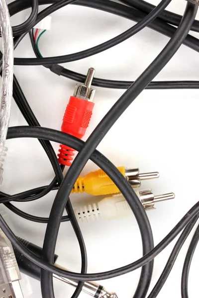 Beyaz izole birçok bağlantı kabloları — Stok fotoğraf