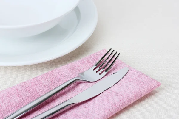 Apparecchiatura tavola con forchetta, coltello, piatti e tovagliolo — Foto Stock