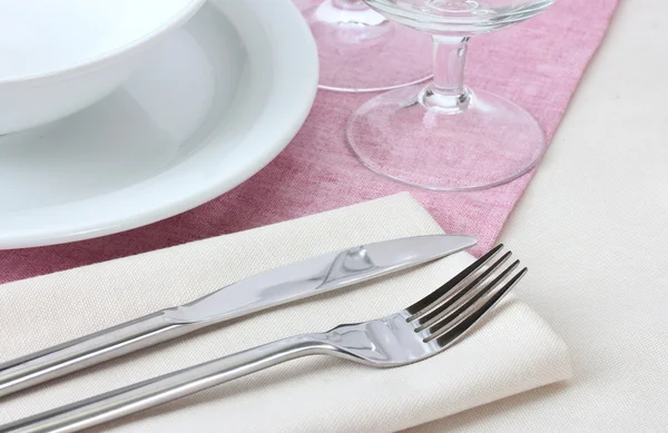Tischgedeck mit Gabel, Messer, Teller und Serviette — Stockfoto